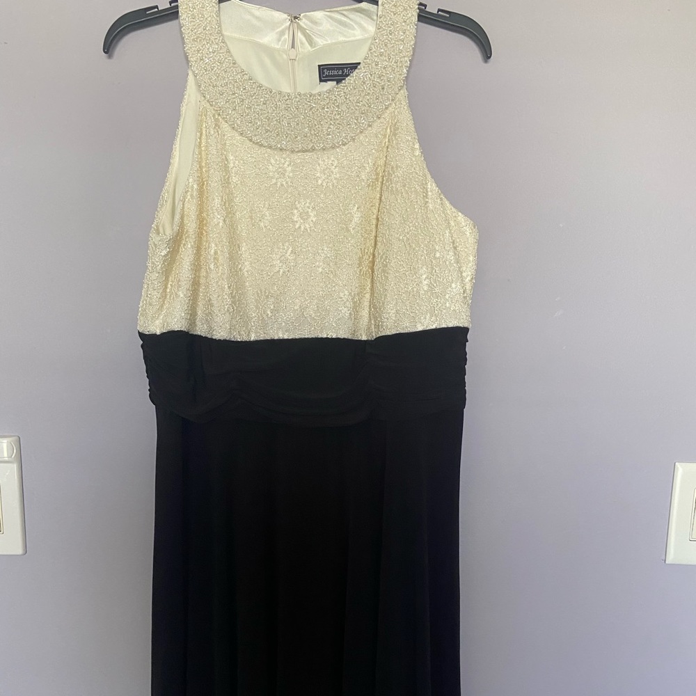 Jessica Howard lady’s dress, color cream and black, size 16